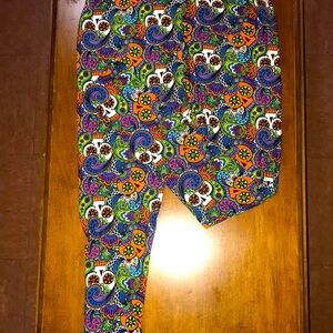 Bobbie Brooks woman’s stretch leggings with elastic waist.